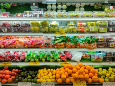 Bir süpermarkette soğuk bir yere yerleştirilmiş çeşitli taze meyve türleri