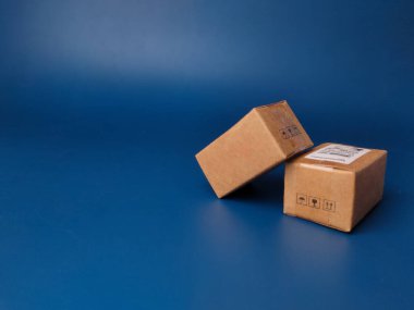 Kopya ve metin alanı olan mavi arkaplan üzerindeki Minyatür Mini Ekspres Kör Kutusu