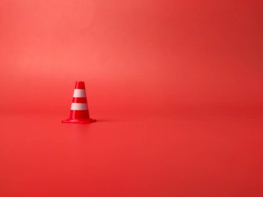 Kopya ve metin alanı olan kırmızı bir zemin üzerinde mini kırmızı plastik koniler.