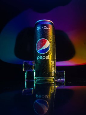 Malezya, Perak, 16 Ocak 2022: Pepsi siyah arka planda rgb yansımalı buz küpleri ile içecek. Pepsi tadı ve kalorisi yok..