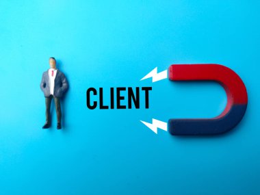 İşadamı ve mıknatısı mavi arka planda mesajlaşarak çekiyor. İş ve müşteri kavramı.