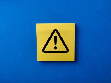 Dikkat işareti, ünlem işareti, uyarı işareti, ünlem işareti veya mavi arkaplan üzerindeki sarı yapışkan notta uyarı işareti..