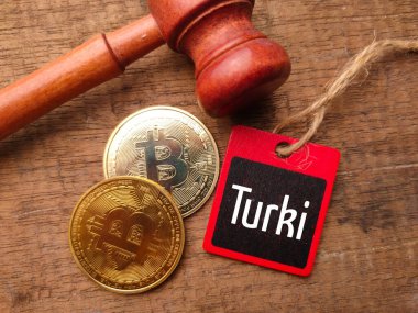 Tokmak ve altın bitcoin ile kelime Turki dijital kripto para ahşap arka planda