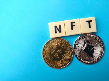 Oyuncaklar, üzerinde gümüş ethereum ve altın bitcoin dijital kripto para bulunan NFT sözcüğüyle ikinci sırada gelir.
