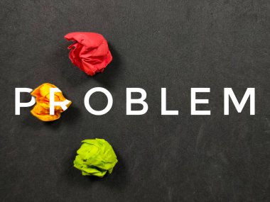 Siyah arkaplan üzerinde ProbLEM sözcüğü olan buruşmuş kağıt.