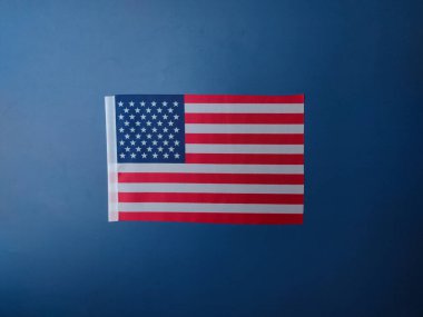 Mavi arka planda Amerikan bayrağı.