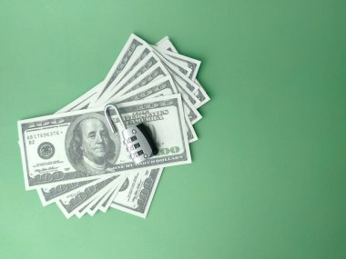 Üst görünüm açık asma kilit ve yeşil arkaplanda metin ve kopya alanı olan banknotlar. İş konsepti.