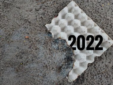 Üst Manzara 2022, yanan yumurta tahtası ve kumdaki duman..