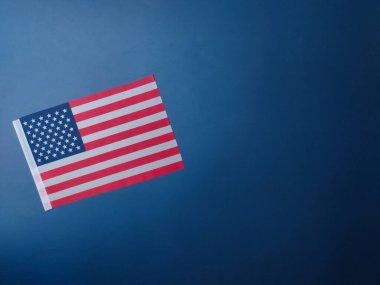 Üst görünüm Amerika bayrağı mavi arkaplan üzerinde kopya ve metin alanı.