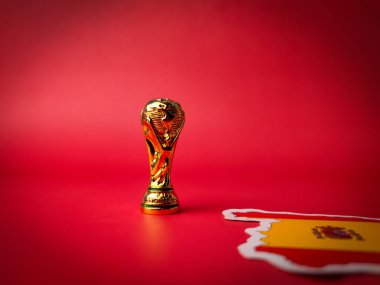 Perak, Malezya-23 Ağustos 2024: Kırmızı arka planda İspanya bayrağı etiketli yakın plan dünya kupası.