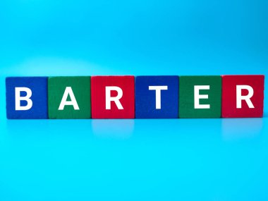 Mavi arkaplan üzerinde kelime BARTER ile renkli ahşap küp.