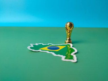 Perak, Malezya-23 Ağustos 2024: Yeşil zemin üzerinde dünya kupası kupası bulunan Brezilya bayrağı etiketleri.