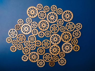 Üst görünüm ahşap dişli mavi arkaplan.