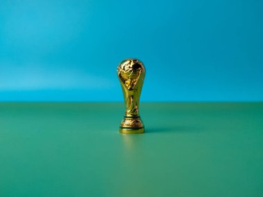 Yakın plan dünya kupası yeşil ve mavi arka planda.