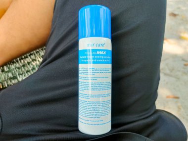 Perak, Malezya-9 Kasım 2024: Burkulma ve kas ağrıları için maksimum donma spreyi, hızlı ve ani soğuma ve hisleri hafifletebilir.