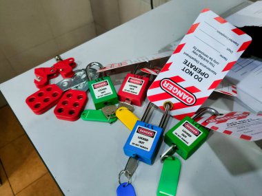 Loto Kit Mekanik, laboratuvar odasındaki bir masanın üzerinde..