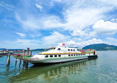 Lumum, Perak, 8 Aralık 2024: Tahta iskelenin yanına beyaz bir feribot park edilmiştir..