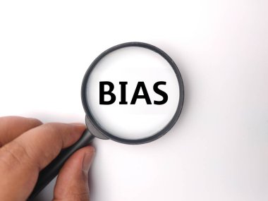 Beyaz arka planda BIAS sözcüğüyle büyütme.