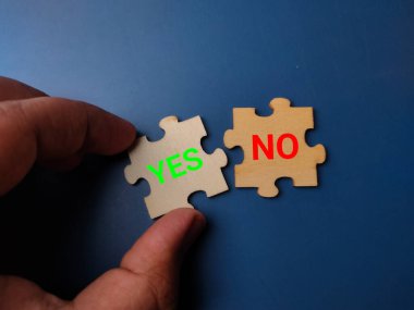 Elle tutulan ahşap yapboz 