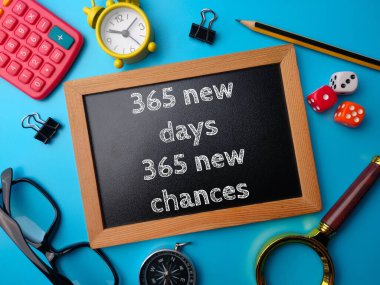 365 yeni gün ve mavi arka planda yeni şanslara sahip tahta tahta yazı tahtası. İş konsepti.
