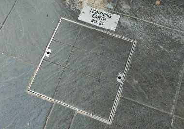 Mozaikle kaplı yakın ışıklandırma alanı.