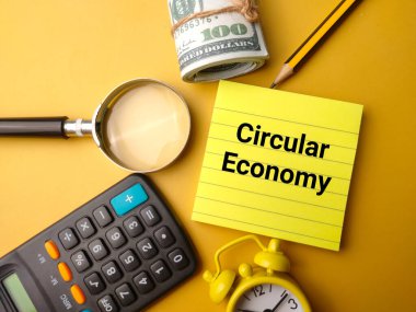 Üst görünüm hesap makinesi, saat ve yapışkan not üzerinde 