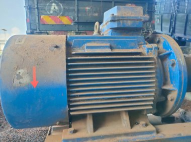 Yükleme bölmesini kaldırmak için büyük mavi bir hidrolik motor kullanılır..