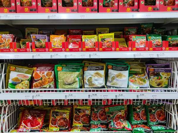 Perak, Malezya-4 Mayıs 2025: Bir süpermarkette satılan çeşitli türde mutfaklar için çeşitli baharatlar.