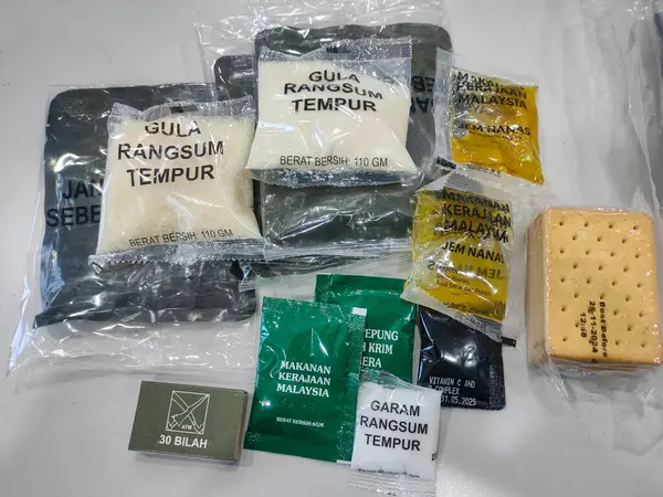 Perak, Malezya-21 Nisan 2025: Ormanda operasyon yaparken Malezya ordusu için çeşitli gıda setleri.