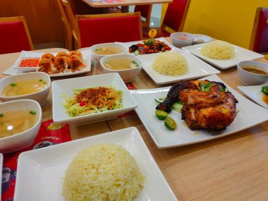 Manjung, Perak-May 25 2025: Bir restorandaki yemek masasında beyaz tabakta servis edilen bir yemek menüsü.