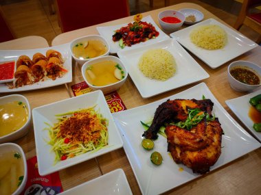 Manjung, Perak-May 25 2025: Tavuk Pirinç Dükkanı 'nda öğle yemeği servisi.
