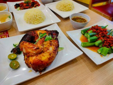 Manjung, Perak-Mayıs 25 2025: Tavuk Pirinç Dükkanında öğle yemeği menüsü.