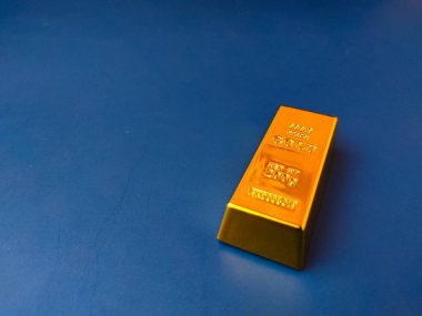 Resim bir altın külçesini gösteriyor, bir altın külçesi..