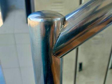 Resim, bir TIG Tungsten Inert Gas kaynak işlemi kullanılarak oluşturulmuş bir kaynak boncuğunun yakın çekimini görüntüler.