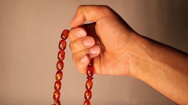 穆斯林祷告后 用念珠纪念上帝 纪念上帝 对伊斯兰教的反思 念珠是由意大利琥珀制成的 在白色背景上隔离的祈祷珠 — 图库视频影像