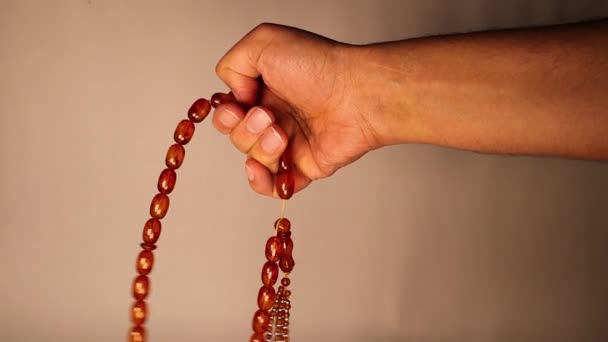 Мусульманский Человек Помнит Бога Четками После Молитвы Воспоминания Боге Размышления — стоковое видео