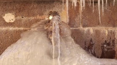 Erzurum, Türkiye. Antik su kaynağı (Türkçe: Su Kaynak), Muratpasa camii yakınlarındaki duadan önce yıkanma yeri. İslami antik bina, kışın soğuk hava -50 C. Kar, donma, buz