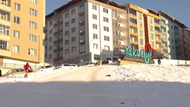 Erzurum Indyku02 2023Dzieci Jeżdżące Saniami Ośnieżonym Stoku Sanki Zrobione Nylonowych — Wideo stockowe