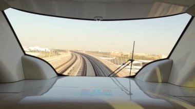 Doha, Qatar.04.27.2023 'teki metro treni Doha Metro' nun içinde. Doha Metro, Katar 'ın başkenti Doha' da bulunan bir hızlı ulaşım sistemidir. Orta Doğu, Arap Körfezi.