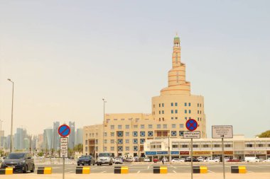 Doha, Katar - 27 Nisan 2023: Doha Fanar Camii. Souq Waqif 'ten görüntü. ünlü mimari simgesi. El Şeyh Abdullah Bin Zed el Mahmut İslam Kültür Merkezi. Orta Doğu, Arap Körfezi.