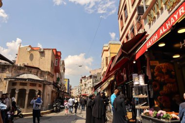 İstanbul, Türkiye. 04.29.2023. Fatih Camii 'nin yanındaki geleneksel alışveriş merkezi.