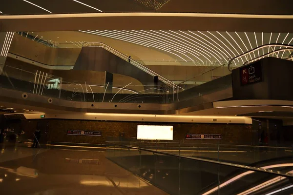 卡塔尔多哈 2023 Metro Station Doha Metro 多哈地铁是卡塔尔首都多哈的一个快速交通系统 阿拉伯湾 — 图库照片