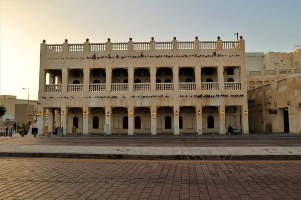 Souq Waqif, Doha, Katar, 4.27.2023 geleneksel Arap tarzıyla süslenmiş ahşap ve çamurdan yapılmış geleneksel Arap binası