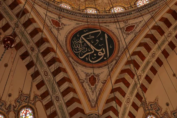 イスタンブール トルコ 2023疲労モスク 征服者のモスク のドーム内からの眺め トルコのイスタンブールのファティ地区にあるオスマン帝国の公共モスクで 巨大な装飾が施されたドームがあります — ストック写真