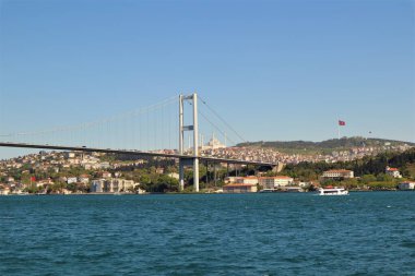 İstanbul, Türkiye, 04.29.2023: Marmara Denizi üzerindeki 15 Temmuz Köprüsü. Avrupa ve Asya tarafları arasında Marmara Denizi.