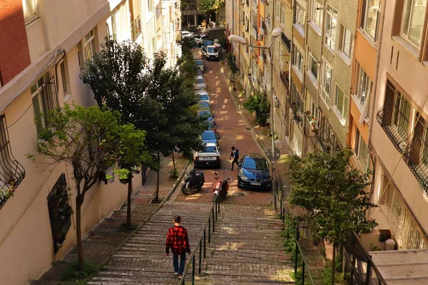 İstanbul, Türkiye. 05.02.2023. İstanbul 'un en güzel sokaklarından biri. Merdivenlerde yürü