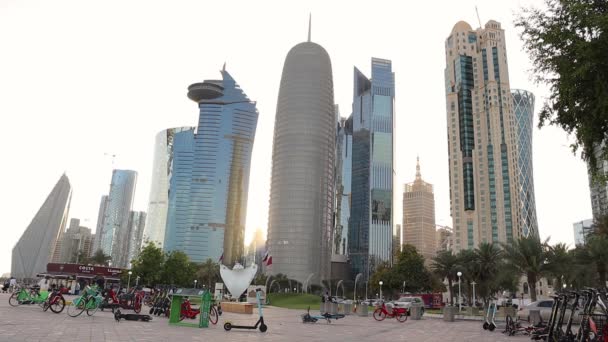 Doha Qatar 2023 Utsikt Över Tornen Från Kornischen Arabiska Viken — Stockvideo