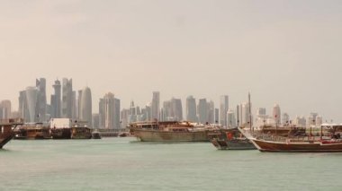 Doha, Qatar.04.27.2023 geleneksel ahşap dhow Doha Körfezi 'ndeki Dhow Limanı' nda demirlendi. Corniche gezinti güvertesi, Ortadoğu, Arap Körfezi. yelkenliler