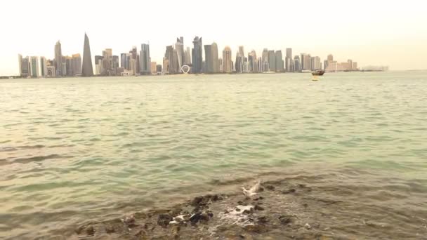 Doha Qatar 2023 Pemandangan Menara Dari Corniche Seekor Burung Camar — Stok Video