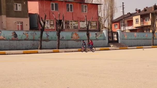 土耳其尔祖鲁姆 快乐的孩子们放假的那天在学校的院子里骑自行车 孩子们在户外玩自行车 学习骑自行车 玩得开心 户外运动 — 图库视频影像